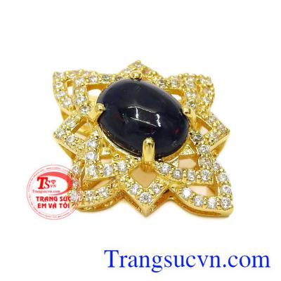 Khi kết hợp mặt dây Opal này với dây chuyền vàng tạo nên bộ trang sức vô cùng sang trọng, toát lên vẻ quý phái cho phái đẹp.
