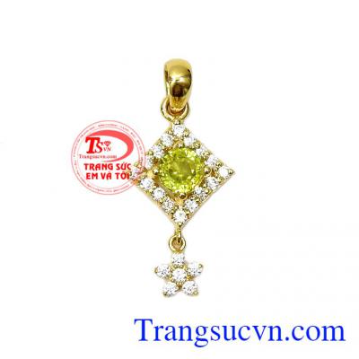 Mặt dây chuyền Peridot điệu đà là sản phẩm được chế tác tỉ mỉ, tinh xảo từ đá Peridot thiên nhiên đã được kiểm định kết hợp cùng vàng 14k,Mặt dây chuyền Peridot điệu đà