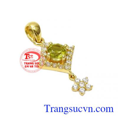 Đá Peridot là lá bùa hộ mệnh cho chủ nhân mệnh Mộc và Hỏa, mang lại may mắn bình an, tài lộc,Mặt dây chuyền Peridot điệu đà