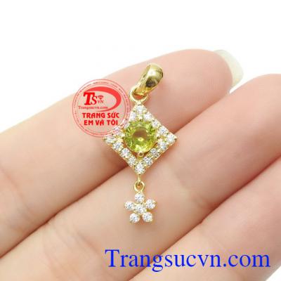 Mặt dây dễ dàng kết hợp với nhiều loại dây chuyền, trang phục tạo thành bộ dây chuyền đẹp và thu hút ánh nhìn của người đối diện,Mặt dây chuyền Peridot điệu đà