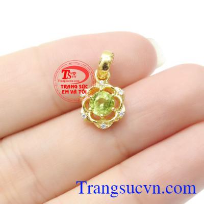 Đặc biệt, khi đeo trang sức gắn đá Peridot còn có tác dụng với hệ tim mạch và huyết áp, đặc trị các bệnh cảm cúm, bệnh về mắt hay cột sống,Mặt dây chuyền Peridot xinh xắn