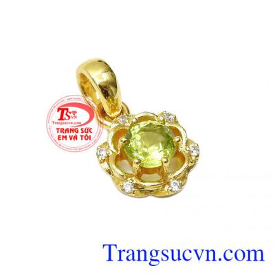 Peridot là loại đá khi sử dụng sẽ đem lại cảm giác an toàn, xua đi nỗi sợ hãi trong đem tối,Mặt dây chuyền Peridot xinh xắn
