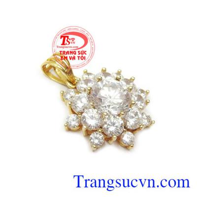Mặt dây vàng đính á CZ kết hợp với dây chuyền mang lại nét quyến rũ, thời trang và duyên dáng cho phái đẹp Mặt dây chuyền vàng duyên dáng