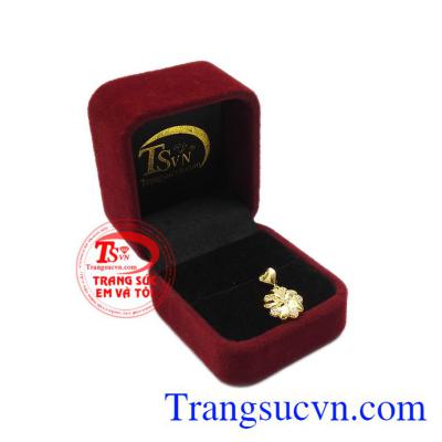 Mặt dây hoa mai vàng với kiểu dáng trang nhã, hợp thời trang, giúp phái đẹp càng thêm xinh xắn. 