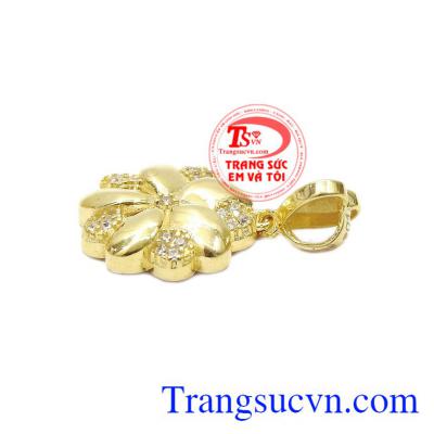 Nói đến hoa mai là nói đến mùa xuân ấm áp, với cây cối đâm chồi nảy lộc. Mặt dây hoa mai vàng