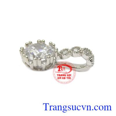 Mặt dây nữ thanh tao khiến các nàng trở nên nổi bật và thu hút ánh nhìn.