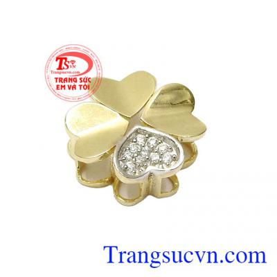Biểu tượng hình cỏ bốn lá được ghép lại từ 4 hình trái tim mang lại sự thanh thoát và thời trang,Mặt dây nữ vàng cỏ 4 lá