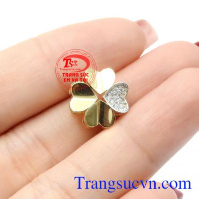 Mặt dây kiểu dáng thời thượng, dễ kết hợp với các loại dây chuyền và trang phục khác nhau,Mặt dây nữ vàng cỏ 4 lá