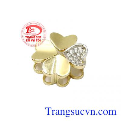 Kết hợp cùng ít đá CZ đính lên làm sản phẩm càng nổi bật và bắt mắt,Mặt dây nữ vàng cỏ 4 lá