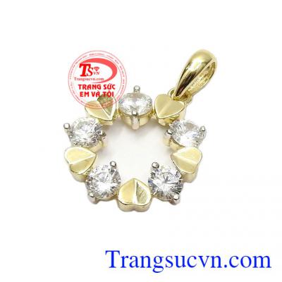 Biểu tượng hình tròn tượng trưng cho sự xoay vòng tiếp tục không kết thúc, kết hợp cùng hình trái tim mang ý nghĩa tình cảm luôn luôn nối tiếp nhau,Mặt dây nữ vàng kết nối trái tim