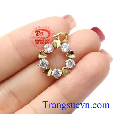 Đây sẽ là một gợi ý món quà tuyệt vời cho các cô gái thanh lịch, dịu dàng và nữ tính,Mặt dây nữ vàng kết nối trái tim