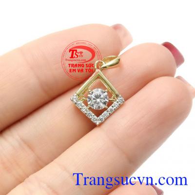 Mặt dây còn dễ dàng kết hợp cùng nhiều loại trang phục và nhiều dịp khác nhau cho các cô gái,Mặt dây nữ vàng thời trang