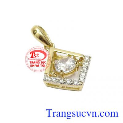 Kết hợp cùng một viên đá CZ to, sáng làm sản phẩm trở nên bắt mắt và thu hút,Mặt dây nữ vàng thời trang