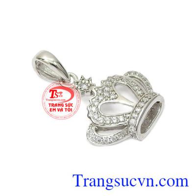 Sản phẩm kết hợp cùng với dây chuyền vàng trắng sẽ tôn lên vẻ yêu kiều, nữ tính cho phái đẹp. Mặt dây nữ vàng trắng nữ hoàng