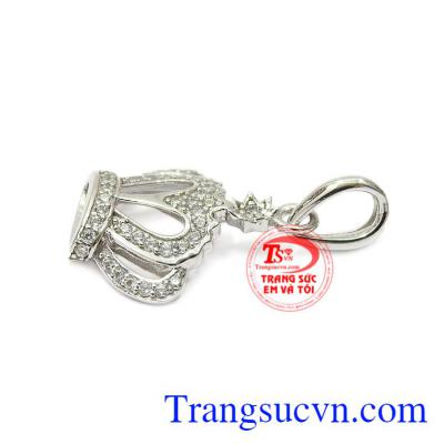 Đây chính là món quà đầy đặc biệt dành cho một nửa yêu thương vào những dịp trọng đại. Mặt dây nữ vàng trắng nữ hoàng