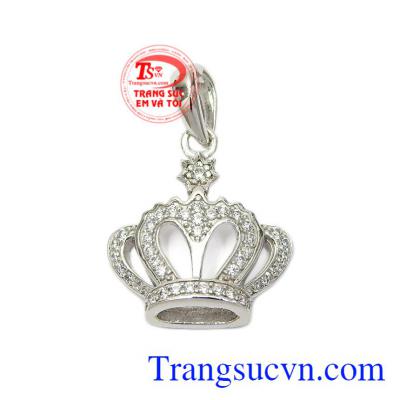 Mặt dây nữ vàng trắng nữ hoàng là món trang sức không thể thiếu của mỗi cô gái.