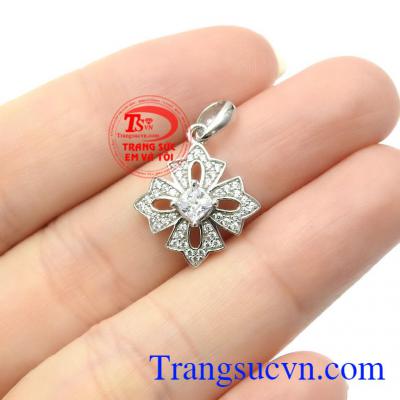 Mặt dây dễ dàng kết hợp với nhiều loại dây khác nhau, được nhiều khách hàng ưa chuộng và lựa chọn,Mặt dây nữ vàng trắng quý tộc