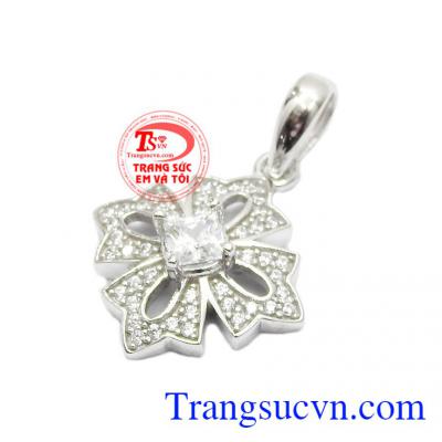 Sản phẩm là món đồ trang sức không thể thiếu mỗi khi ra ngoài của phái đẹp,Mặt dây nữ vàng trắng quý tộc