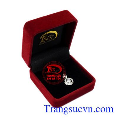 Mặt dây nữ vàng trắng thanh thoát sẽ là món quà tặng nữ tính dành cho phái đẹp.