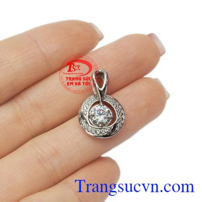 Mặt dây nữ vàng trắng thanh thoát mang lại cho các cô nàng một vẻ đẹp thơ ngây vô cùng.