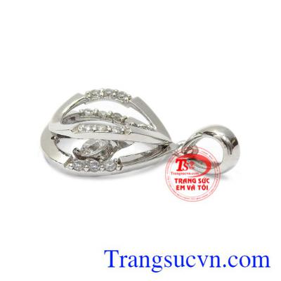 Khi kết hợp cùng dây chuyền vàng trắng sẽ càng làm tăng vẻ khí chất của người phụ nữ. Mặt dây nữ vàng trắng tinh tế