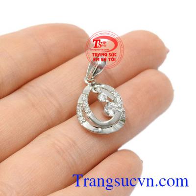 Mặt dây nữ vàng trắng tinh tế không kén chọn người đeo và cũng dễ kết hợp quần áo.