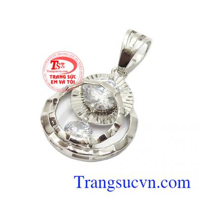 Với thiết kế hình tròn lồng nhau được phay bắt sáng kết hợp cùng đá 2 viên Cz to làm sản phẩm trở nên nổi bật, lấp lánh,Mặt dây nữ vàng trắng trang nhã