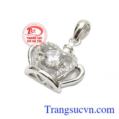Kiểu dáng trẻ trung, hợp thời trang thích hợp với các bạn nữ tính cách dịu dàng, nữ tính,Mặt dây nữ vàng trắng vương miện