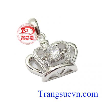 Hoặc có thể là món quà ý nghĩa của các bạn nam dành cho một nửa yêu thương của mình cùng lời nhắn sẽ yêu thương và trân trọng cô gái của mình như những nàng công chúa,Mặt dây nữ vàng trắng vương miện