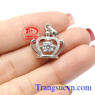Mặt dây có thể dễ dàng kết hợp với nhiều kiểu dây chuyền khác nhau tạo thành bộ dây trẻ trung và năng động,Mặt dây nữ vàng trắng vương miện