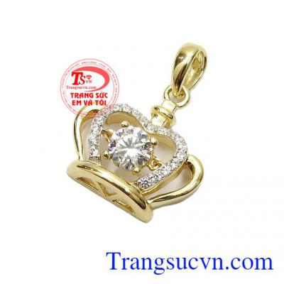 Mặt dây được chế tác công nghệ cao từ vàng 10k chất lượng, nhập khẩu nguyên chiếc từ Hàn Quốc,Mặt dây nữ vàng vương miện xinh xắn