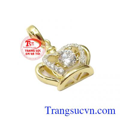Kiểu dáng trẻ trung, nữ tính mang ý nghĩa yêu thương, trân trọng các cô cô gái,Mặt dây nữ vàng vương miện xinh xắn