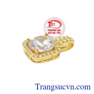 Thiết kế sang trọng, quyến rũ giúp phái nữ càng trở nên kiều diễm khi đeo mặt dây. Mặt dây quý phái sang trọng