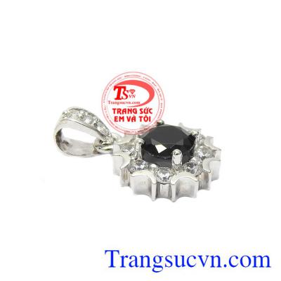 Mặt dây saphir tinh tế được chế tác từ vàng trắng 14k cùng đá saphir thiên nhiên hợp phong thủy.