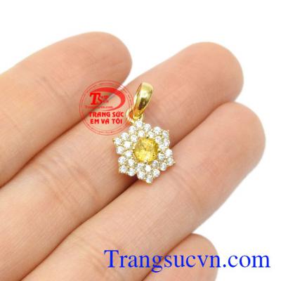 Mặt dây Sapphire hoa vàng mang lại sự tươi trẻ, nhưng vẫn đầy sang trọng cho phái nữ.