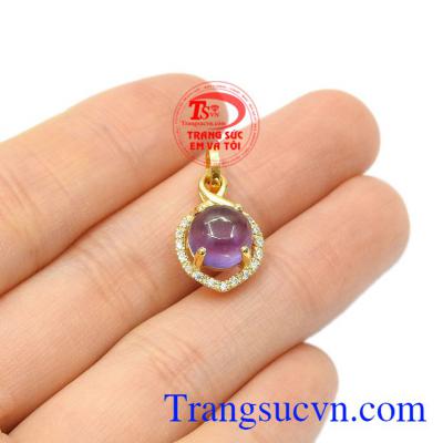 Không chỉ vậy viên đá này còn đem lại nhiều may mắn, giàu sang, thinh vượng và phù hợp với những người mệnh Thổ và Hỏa. Mặt dây thạch anh tím tinh tế 