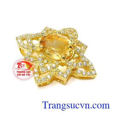 Điểm nhấn của sản phẩm chính là viên thạch anh vàng thiên nhiên lấp lánh như ánh dương. Mặt dây thạch anh vàng độc đáo