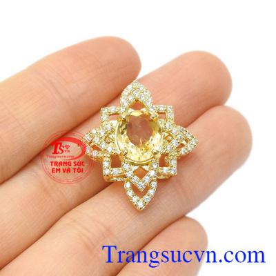 Thạch anh vàng mang lại may mắn về tài lộc, thịnh vượng và giàu sang cho người đeo. Mặt dây thạch anh vàng độc đáo