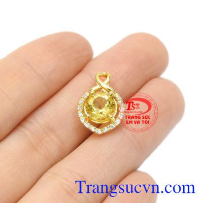 Đây thực sự là món trang sức thích hợp làm quà tặng với thông điệp nhắn gửi yêu thương. Mặt dây thạch anh vàng thanh thoát