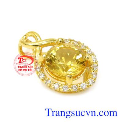 Mặt dây này mang lại nhiều may mắn cho những người mang mệnh Kim và Thổ. Mặt dây thạch anh vàng thanh thoát