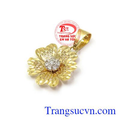 Mặt dây chuyền vàng tôn lên vẻ đẹp, dịu dàng, nữ tính và duyên dáng của người phụ nữ Việt