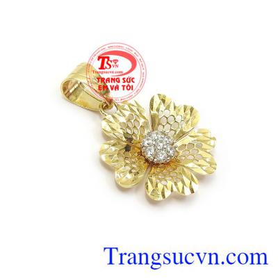 Sản phẩm thiết kế hoa năm cánh độc đáo, tinh xảo, phù hợp với nhiều kiểu dáng dây chuyền thời trang đa dạng