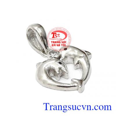 Không chỉ tô điểm cho vẻ nữ tính, trang nhã của người phụ nữ mà trang sức cá heo còn biểu tượng cho tình yêu và sự gắn kết chung thủy giữa hai người yêu nhau,Mặt dây vàng trắng cá heo