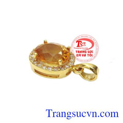 Thiết kế nổi bật với viên thạch anh vàng hợp mệnh cùng những viên đá kết lấp lánh như các vì sao. Mặt nữ thạch anh vàng quý phái