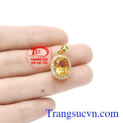 Thạch anh vàng mang đến cho người dùng sự giàu có, thịnh vượng. Mặt nữ thạch anh vàng quý phái
