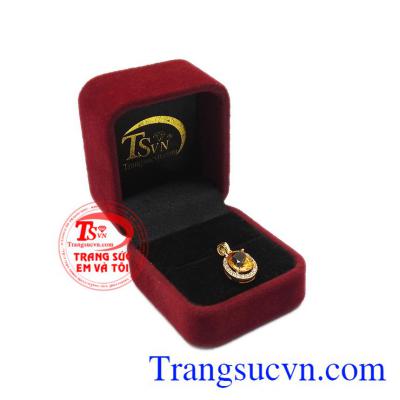 Đây là một món trang sức ý nghĩa mà bạn có thể dành tặng cho chính mình hoặc người thân yêu. Mặt nữ thạch anh vàng quý phái