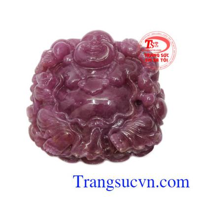 Mặt Phật Di Lặc Ruby cầu phúc được chạm khắc tinh tế từ cả hai mặt công phu, trang trọng.