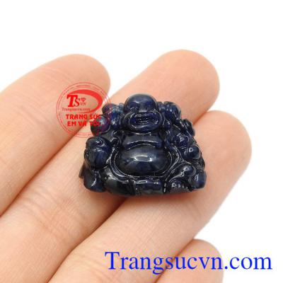 Loại đá này không chỉ là món đồ trang sức đẹp mắt mà còn mang lại nhiều may mắn, tài lộc cho người sở hữu chúng. Mặt phật Di Lặc Saphire tài lộc