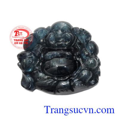 Mặt phật Di Lặc Sapphire an lành được chạm khắc tinh xảo, đường nét vô cùng tinh tế.
