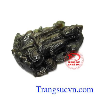 Mặt phật Quan Âm Sapphire an nhiên mang lại điều may mắn, tốt lành cho gia chủ.